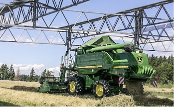 <p>
</p>

<p>
Gut fünf Meter hoch ist das Montagegestell. So kann Getreide unter der Anlage angebaut werden.
</p> - © Foto: Hofgemeinschaft Heggelbach

