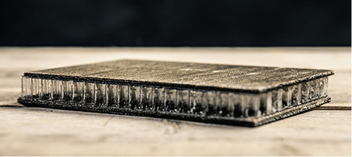 <p>
</p>
<p>
Der Verbundstoff ist aus Flachs und Zucker, die Struktur trägt.
</p> - © Foto: Howdo Creative Direction
 
Der Verbundstoff ist aus Flachs und Zucker, die Struktur trägt.