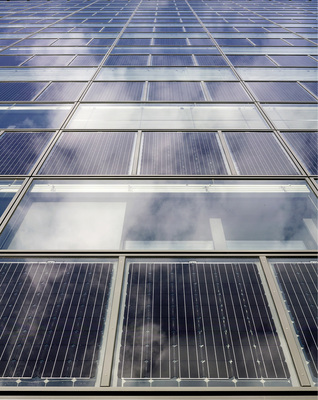 



Details der neuen Solarfassade an einem Bürogebäude der TU Wien.
