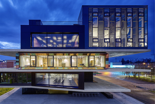 <p>
In die Fassade des Forschungszentrums „Nest“ sind Solarmodule integriert. Sie sind ein zentraler Bestandteil des modernen Gebäudes in Dübendorf bei Zürich. 
</p>

<p>
</p> - © EMPA//Zooey Brun, Stuttgart

