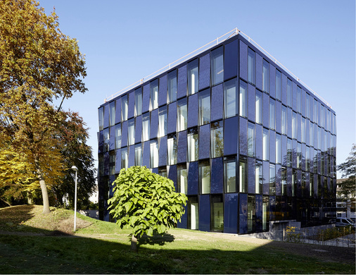 <p>
Die Architekten von Kadawittfeld haben für das NEW-Blauhaus in Mönchengladbach den österreichischen BIPV-Sonderpreis für die schönste Solarfassade bekommen.
</p>

<p>
</p> - © Foto: Andreas Horsky

