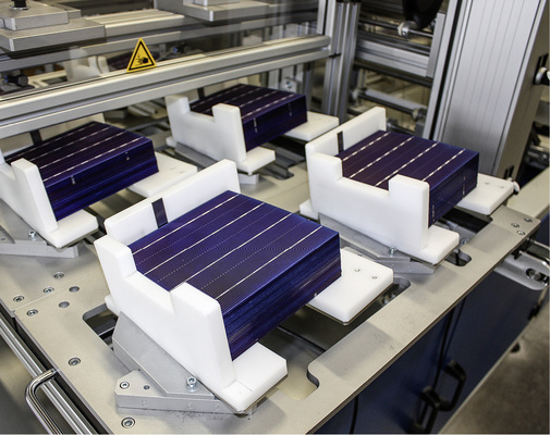 
Zellenstapel liegen im Wismarer Werk zur Verarbeitung im Stringerautomaten bereit.



