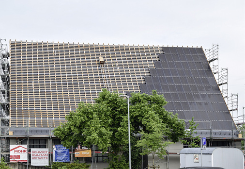 



Die Module werden direkt auf die Lattung geschraubt. Vorher wurden noch höhere Konterlatten verlegt, damit es auch sicher nicht zum Stau der Abwärme kommt.
