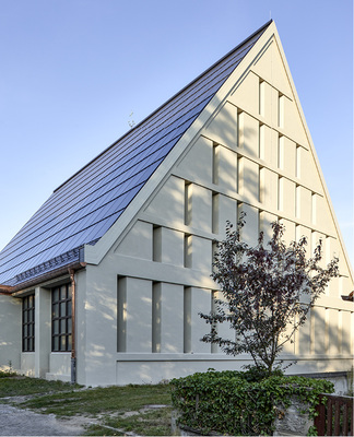 



Die Kirche ist eine Symbiose aus dem alten Bauernhausstil der Franken und moderner Solararchitektur.
