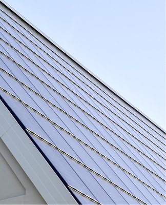 



Die Module sind wie Schindeln überlappend verlegt, sodass das Regen- und Schmelzwasser ungehindert abläuft.
