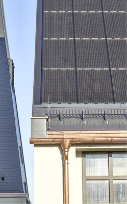 



Die letzten 1,2 Meter bis zur Traufe sind mit Zementfaserplatten gedeckt.
