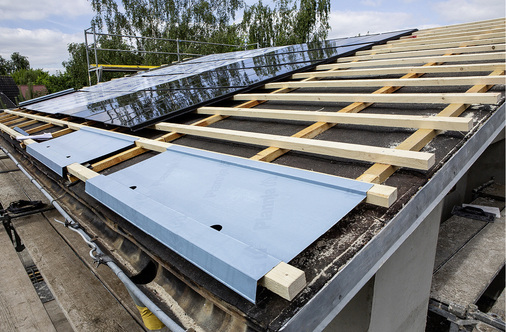 
Aufbau der Dachhaut aus den Solarmodulen von Calyxo. Sie werden auf der Lattung installiert.



