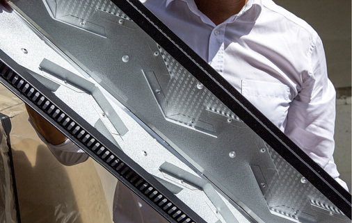 
Lüftungsgitter für den Dachfirst, um die Luftzirkulation hinter den Modulen zu erleichtern.



