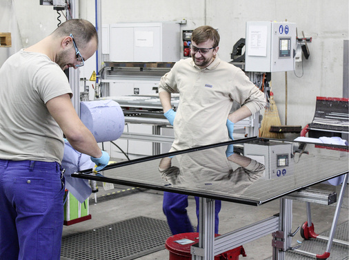 
Vorbereitung von Solarmodulen für das Indachsystem Solrif. Die Fertigung der Komponenten erfolgt in Hedingen bei Zürich.



