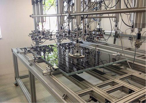 
Test der eigens entwickelten rahmenlosen Module im Labor.



