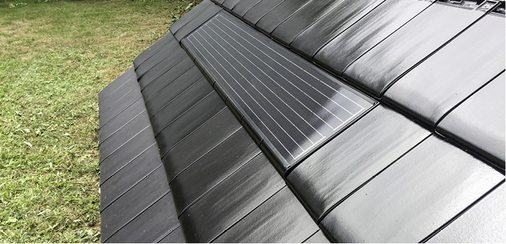 
Ziegeldach mit integriertem Solarmodul G10PV.



