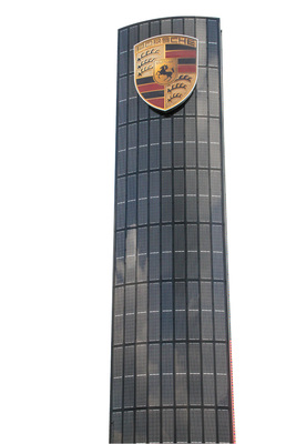



Solarsäule an der Niederlassung der Porsche AG in Berlin. Dafür wurde eine spezielle Technik entwickelt, um die Module an der Stahlstruktur zu befestigen (siehe Infokasten auf der folgenden Seite).
