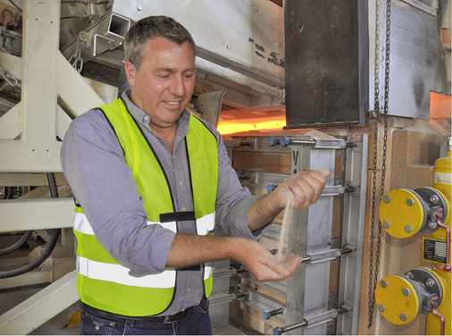 



Thomas Keyser zeigt das Gemenge, das im Ofen zum Schmelzen gebracht wird. 
