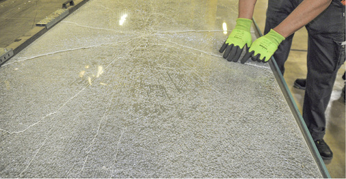 



Thermisch vorgespanntes Glas bricht in kleine, stumpfe Splitter. Das birgt weniger Verletzungsgefahr.
