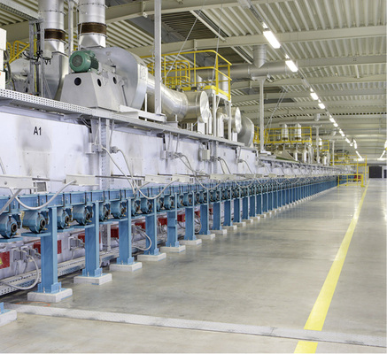 



In einer 100 Meter langen Rollenstrecke wird das Glas auf 200 Grad Celsius abgekühlt.
