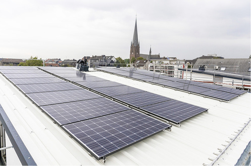 
Die hellen Trapezbleche reflektieren das Licht, das Dach wird weniger aufgeheizt. 



