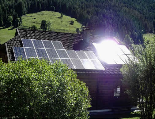 
Bei diesem Wohnhaus ist die Blendwirkung unübersehbar. Sie betrifft Nachbarn, Passanten und Autofahrer.



