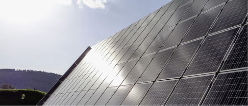 
Typischer Blendeffekt bei steil aufgeständerten Solarmodulen.



