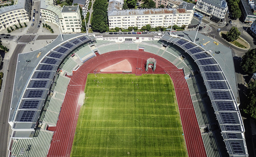 <p>
</p>

<p>
15.400 Zuschauer finden im neu gebauten Stadion Platz. Im Sommer dient der 
</p>

<p>
Solarstrom auch zur Kühlung.
</p> - © Foto: Abmas Elektro

