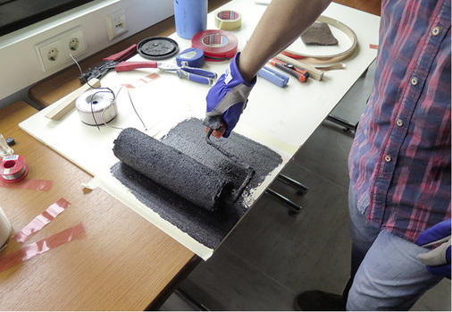 
Der leitfähige Anstrich wird aufgetragen und kann anschließend überstrichen werden.



