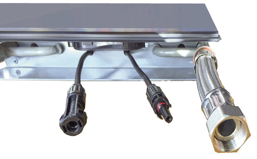 



Elektrische Anschlüsse des Frontlaminats und der hydraulische Anschluss des Wärmesammlers auf der Unterseite.
