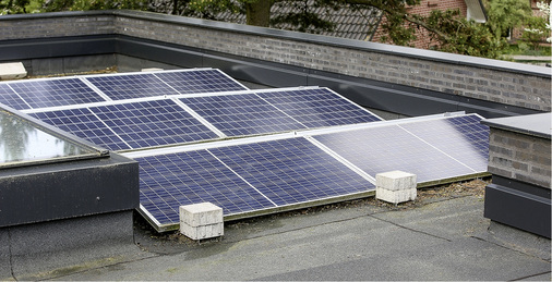 



Die Wärmepumpe wird vornehmlich durch Sonnenstrom vom Hausdach versorgt. Reicht er nicht aus, wird Netzstrom genutzt.
