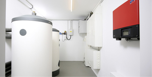 



Ein Pufferspeicher für die Heizung, einer für Warmwasser und der Wechselrichter für den Solargenerator: Der Haustechnikraum ist überschaubar.

