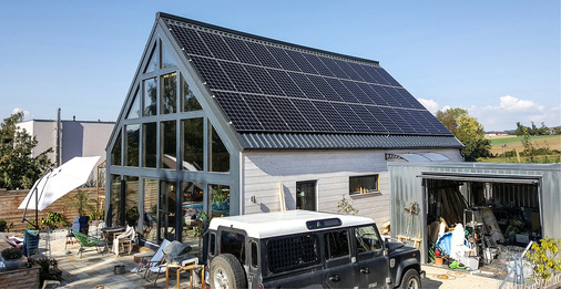 <p>
Dieser Neubau in Ried (Österreich) wird vollelektrisch versorgt. Basis sind die Solarmodule auf den Dächern. Das Wohnhaus kostete insgesamt weniger als 100.000 Euro. 
</p>

<p>
</p> - © Pv_bildquelle

