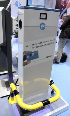 
Neben den Tankkarten einzelner Anbieter wird der Bezahlvorgang auch mit normalen Bankkarten möglich.



