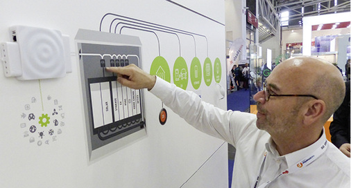 



Auf der Intersolar präsentiert Smappee-Chef Stefan Grosjean das EMS seiner Firma. Es hilft Verbrauchern, Energie zu sparen.
