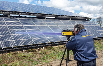 
Der Laser schickt einen Lichtimpuls auf die Zellen, der zur Messung genutzt werden kann – sogar nachts.



