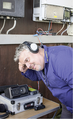 <p>
Der Kontakt am Wechselrichter wird akustisch angezeigt. Dadurch hat der Techniker die Hände frei.
</p>

<p>
</p> - © Foto: Heiko Schwarzburger

