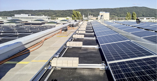 



Wegen der hohen Windkräfte wurden hier Pflastersteine in die Stützen gelegt und Windabweisbleche installiert.
