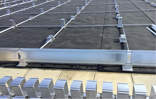 



Windabweisbleche an der Dachanlage (106,8 Kilowatt) des Pharmakonzerns Roche in Kaiseraugst bei Basel.
