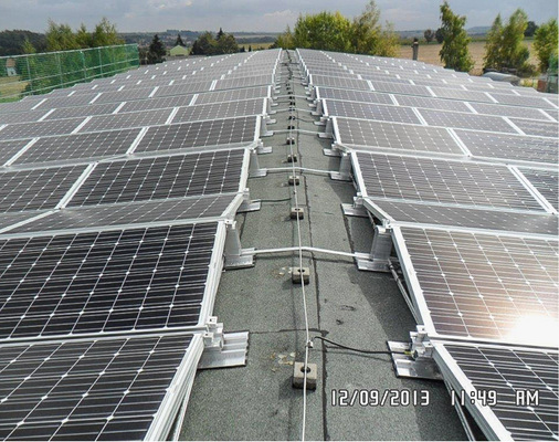 



Bei dieser leicht geneigten Anlage aus dem Jahr 2013 wurden die Module über den First abgehängt.
