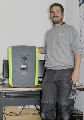 



Der Meister mit dem Plenticore plus von Kostal, seinem bevorzugten Hybridwechselrichter. Das erste Gerät mit einer Hochvoltbatterie von BYD hat er soeben beim Kunden eingebaut.
