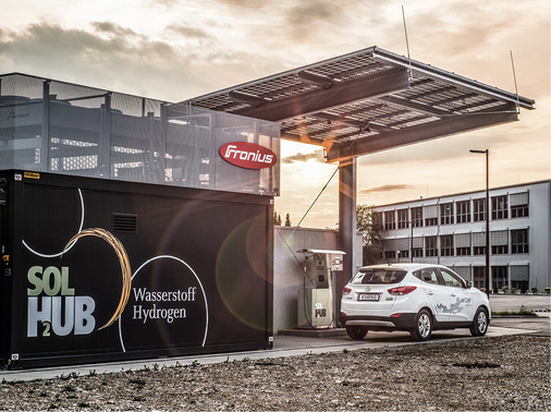 



Die Gesamtlösung besteht aus einer Solaranlage, einem Elektrolyseur, einem Speicher, einer Zapfsäule und einer Brennstoffzelle.
