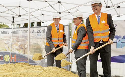 



Mit Freude bei der Arbeit: Armin Laschet (CDU) beim Spatenstich für das Gleichstromerdkabel Alegro, das im Kreis Düren startet und in Belgien endet.
