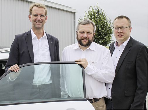
Prof. Dr. Günther Schuh von der RWTH Aachen (links), Sebastian Pönsgen und David Muggli (rechts) von Priogo. 



