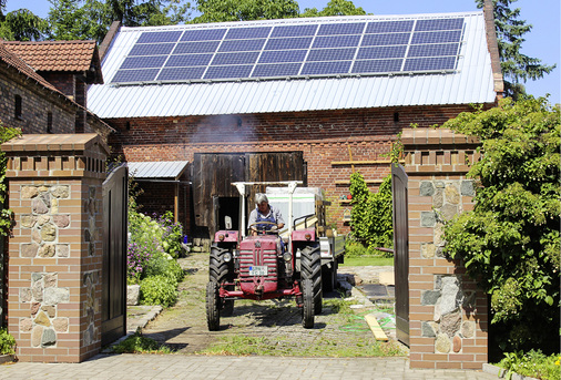 



Nachschub fürs Dach wird von Günter Jurischka mit einem historischen Traktor herangekarrt. Er kämpft schon seit 1984 gegen das Abbaggern seines Heimatdorfes. 
