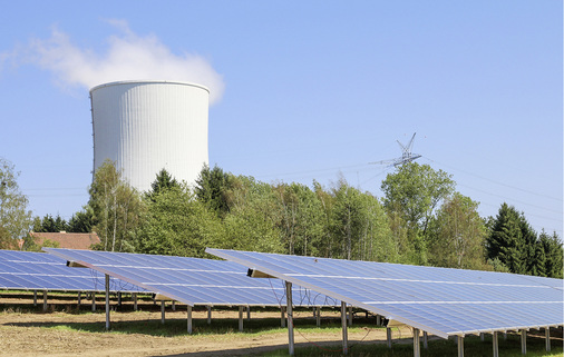



Gelebte Energiewende im Revier: Der Solarpark Wellesweiler steht direkt neben dem Kohlekraftwerk Bexbach in Neunkirchen.

