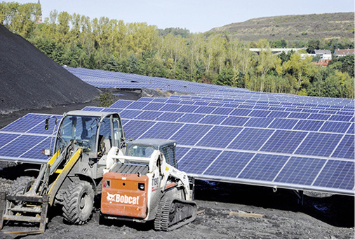 <p>
</p>

<p>
Am Hang auf steinhartem Untergrund: der Solarpark auf dem Kohlelager Mellin.
</p> - © Foto: Wirsol/Becker & Bredel

