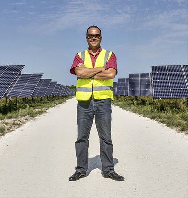 <p>
</p>

<p>
Christophe Odievre, Vertriebsmitarbeiter bei Delta in Frankreich, begutachtet den fertigen Solarpark Caudos.
</p> - © Foto: Delta Electronics

