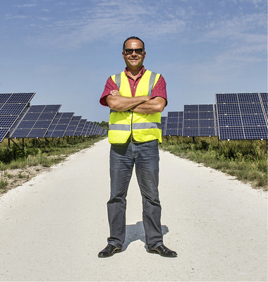 



Christophe Odievre, Vertriebsmitarbeiter bei Delta in Frankreich, begutachtet den fertigen Solarpark Caudos.
