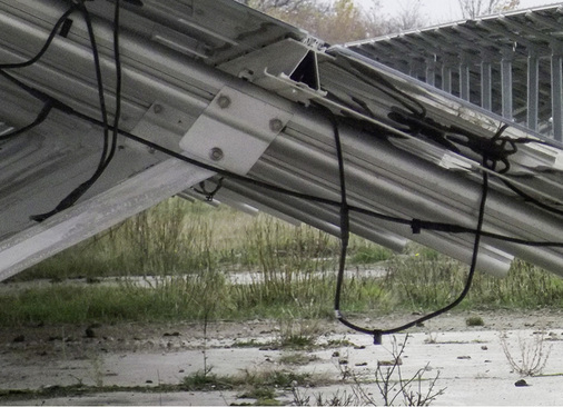 



Herabhängende Kabel können von den Schafen herausgerissen werden.
