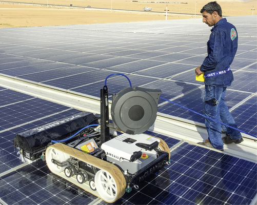 



Der Hycleaner Black Solar läuft mit Wasser oder trocken. Die Nähe zur Wüste macht die Reinigung der Solarmodule zur Daueraufgabe.
