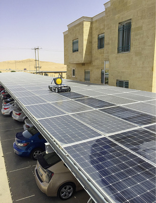 



Hier erkennt man sehr gut den feinen Film, den Staub und Sand auf den Modulen hinterlassen. Dadurch sinken die Solarerträge. Die Reinigung ist eine besondere Herausforderung für die Anlagenwartung.
