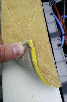 



Die üblichen Traktionslaufbänder werden über Klettverschlüsse gehalten.
