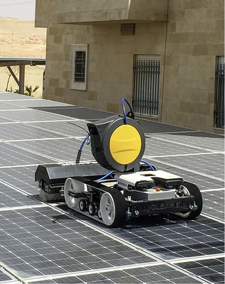 



Der Hycleaner Black Solar wird per Funkfernsteuerung über die Module dirigiert.
