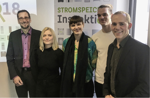 



Berliner Stromspeicher-Inspekteure: Professor Volker Quaschning (links) und Johannes Weniger (rechts) mit dem Team der HTW präsentierten ihre Ergebnisse in den Räumen des Bundesverbands Erneuerbare Energie. 
